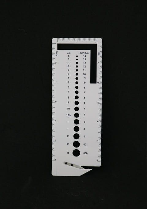 Pony knitting needle with cutting blade and needlepoint needle