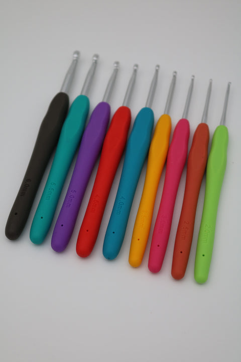 Crochet hooks 14 cm. 9 sizes 2- 6 mm.