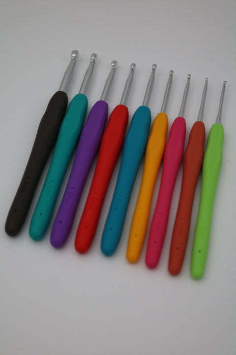 Crochet hooks 14 cm. 9 sizes 2- 6 mm.