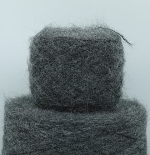 50% Loðið Mohair 32% Merino 16% Polyester 2% Teygja 50 gr. Grár