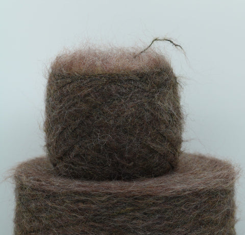 50% Loðið Mohair 32% Merino 16% Polyester 2% Teygja 50 gr. Brúnn