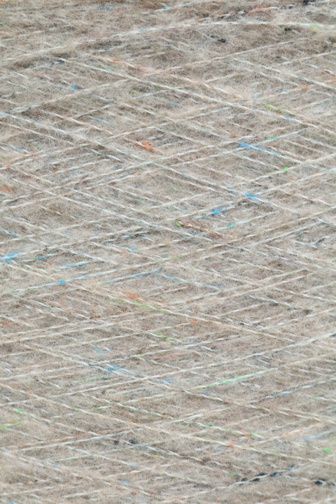 Vertigo tweed fylgiþráður - 25 gr. 51% Extra fine Merino, 31% endurunnið Pólýester og 18% endurunnin Bómull. Sandur.