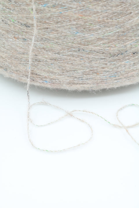 Vertigo tweed fylgiþráður - 25 gr. 51% Extra fine Merino, 31% endurunnið Pólýester og 18% endurunnin Bómull. Sandur.