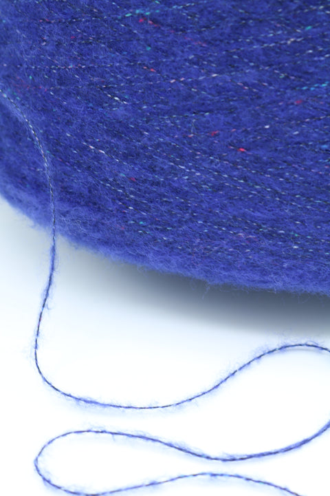 Vertigo tweed fylgiþráður - 25 gr. 51% Extra fine Merino, 31% endurunnið Pólýester og 18% endurunnin Bómull. Kóngablár.