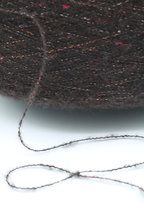 Vertigo tweed fylgiþráður - 25 gr. 51% Extra fine Merino, 31% endurunnið Pólýester og 18% endurunnin Bómull. Kaffi.