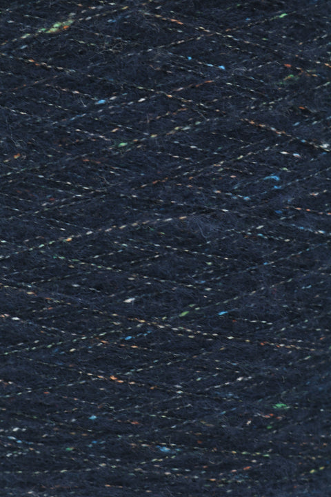 Vertigo tweed fylgiþráður - 25 gr. 51% Extra fine Merino, 31% endurunnið Pólýester og 18% endurunnin Bómull. Dökkblár.