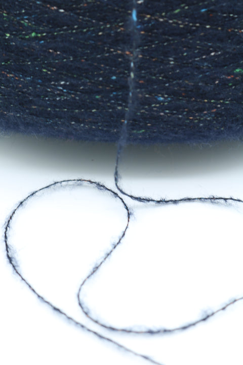 Vertigo tweed fylgiþráður - 25 gr. 51% Extra fine Merino, 31% endurunnið Pólýester og 18% endurunnin Bómull. Dökkblár.