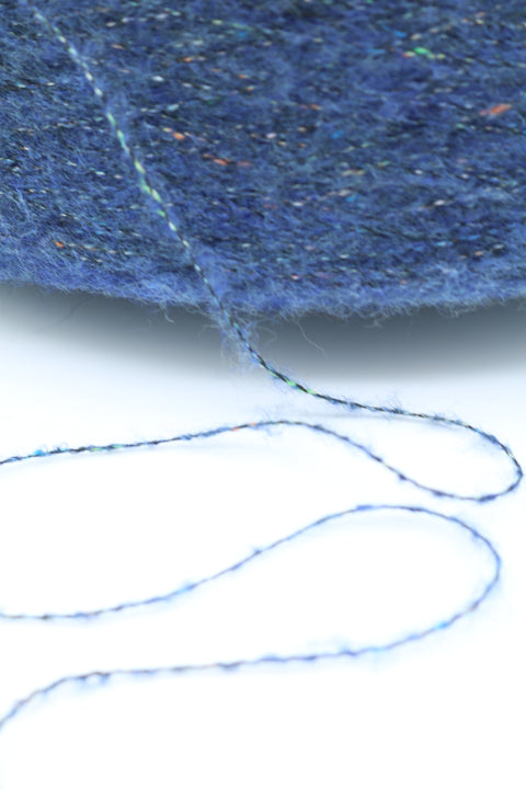 Vertigo tweed fylgiþráður - 25 gr. 51% Extra fine Merino, 31% endurunnið Pólýester og 18% endurunnin Bómull. Denimblár.