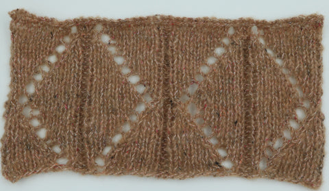 Vertigo tweed fylgiþráður - 25 gr. 51% Extra fine Merino, 31% endurunnið Pólýester og 18% endurunnin Bómull. Kardimommu.